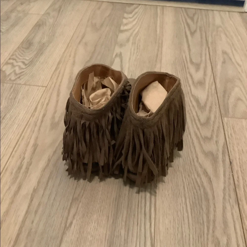 FRINGE BOOTIE WITH DISTRESSED FINISH SIZE 7❤️❤️❤️❤️